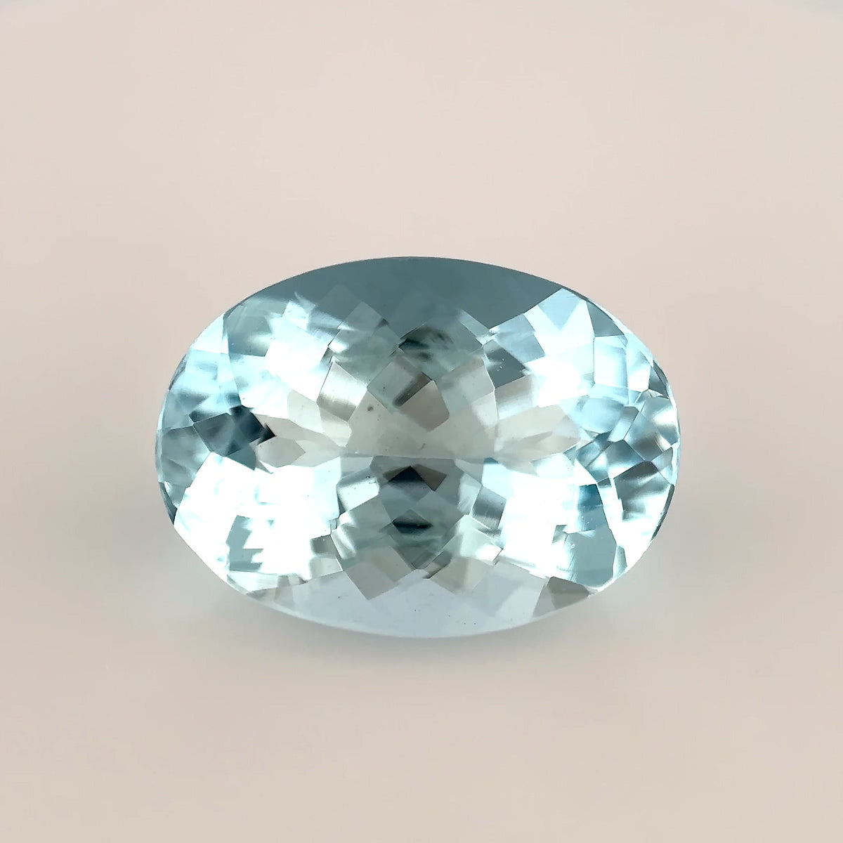 Produktbild: Nahezu lupenreiner Aquamarin, 3.54 ct, Oval-Schliff. Im Edelsteinkabinett Schweiz zu kaufen.