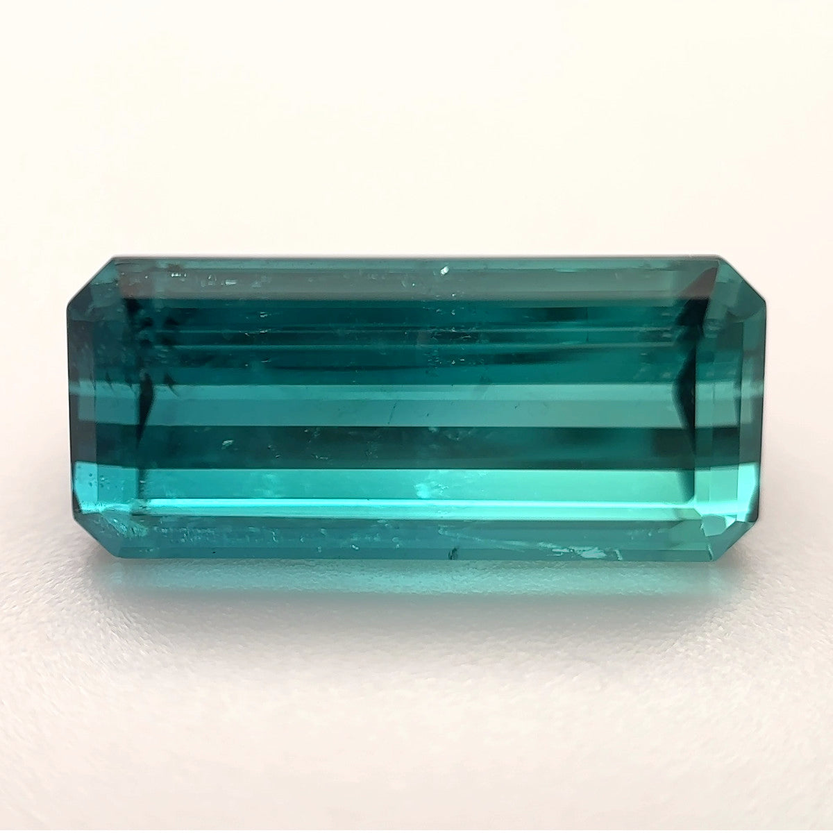 Bi-Color Indigolith (4.68 ct) mit Indigoblau und Paraiba-farbenem Grün im Stufenschliff aus Afghanistan – Edelsteinkabinett Schweiz