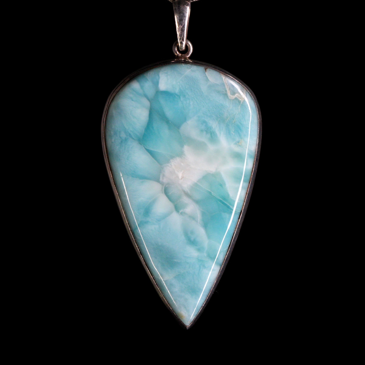 Nahaufnahme: Larimar Anhänger. Edelstein mit himmelblauer Farbe und natürlicher Kristallstruktur. Silber-Anhänger