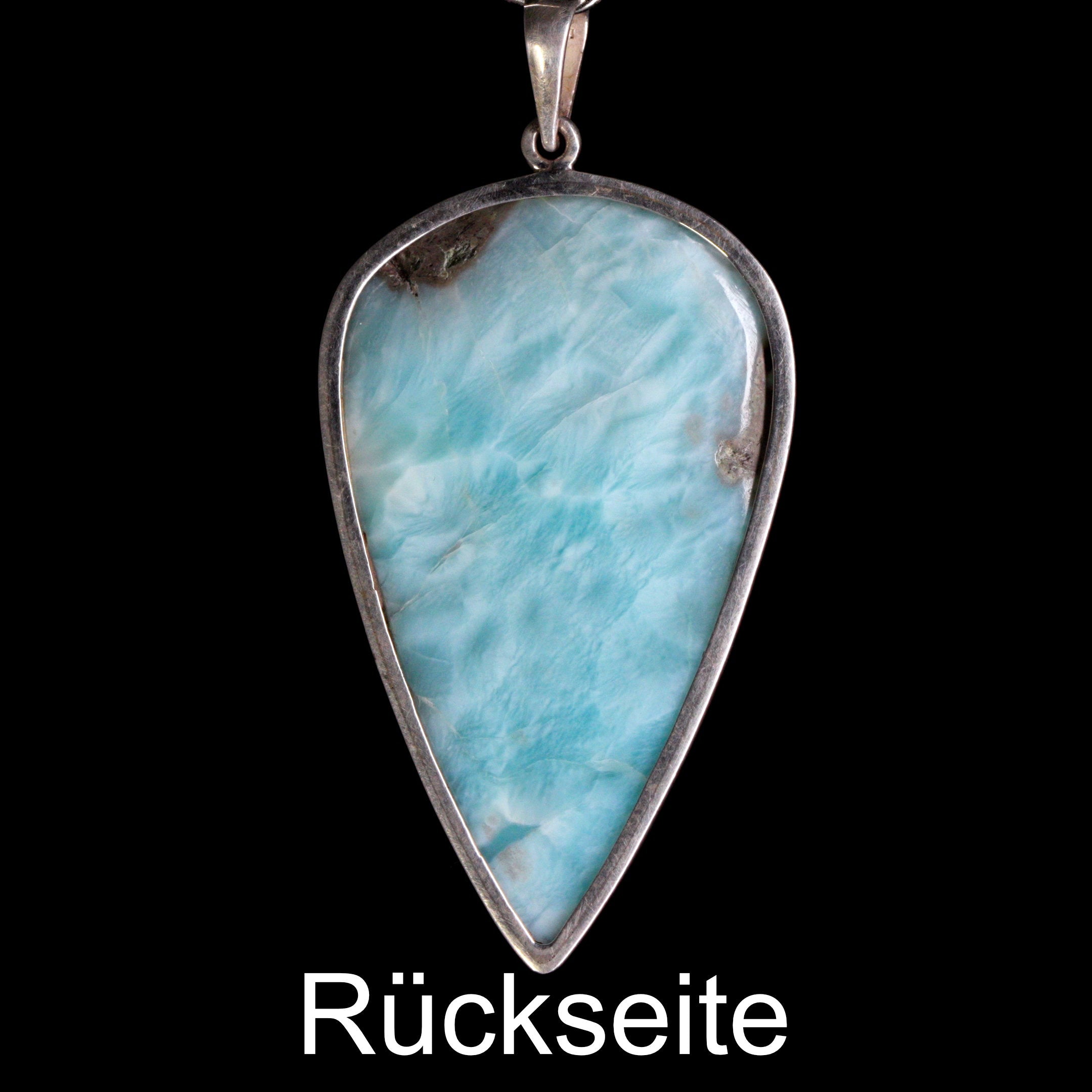 Nahaufnahme: Larimar Edelstein mit himmelblauer Farbe und natürlicher Kristallstruktur als Silber-Anhänger (Rückseite)
