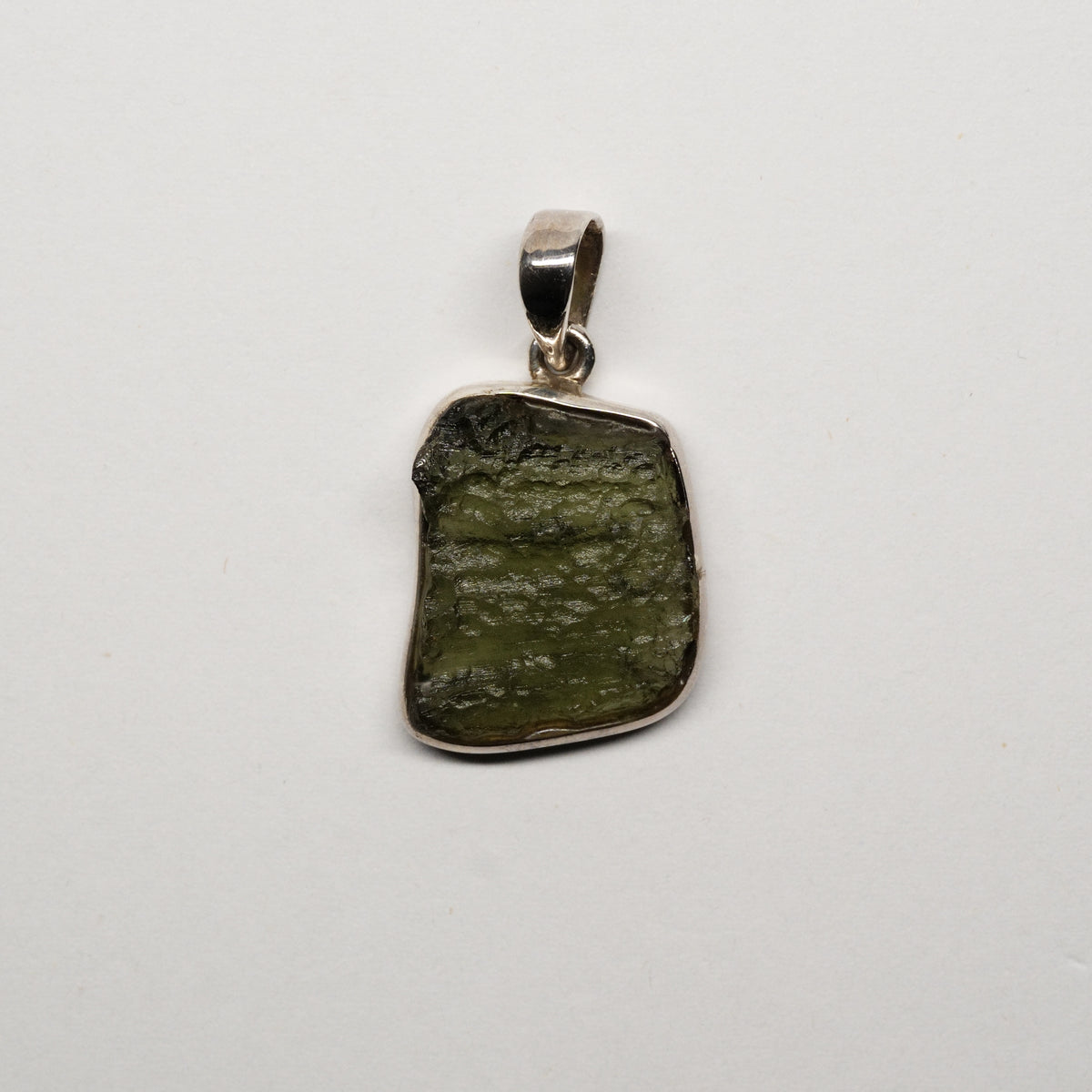 Echter Moldavit Anhänger Silber 925 kaufen Schweiz: Old-Stock Naturform Südböhmen (15.6 ct / 3.12 g) «Die grüne Sternenpforte» Vorderseite