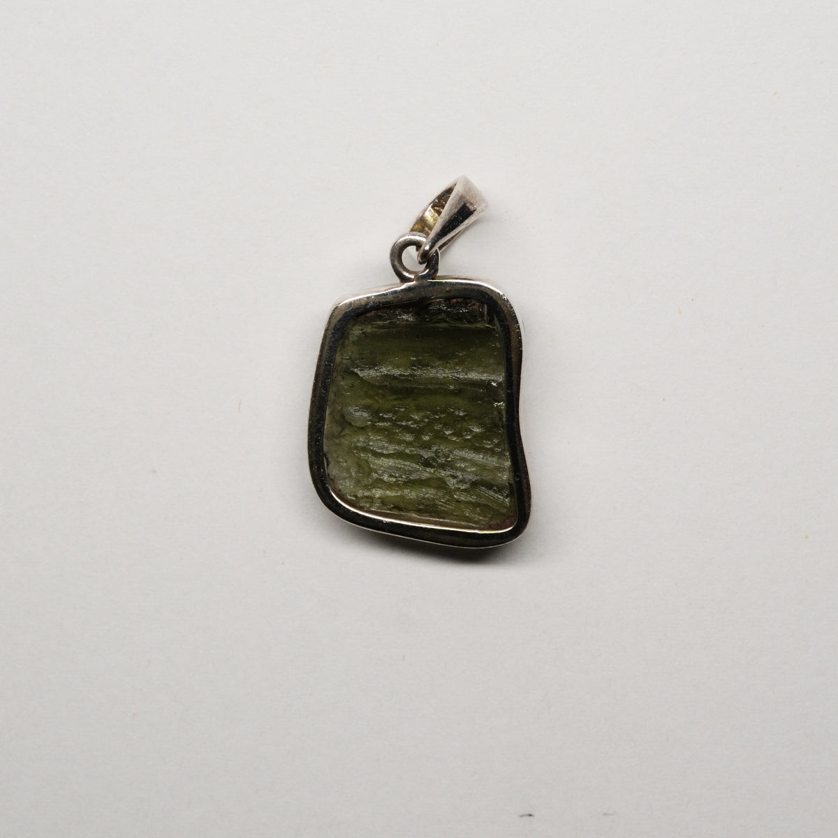 Moldavit Anhänger Silber 925 kaufen Schweiz: Natürliche beidseitig unpolierte Ätzskulpturierung (15.6 ct, Old-Stock) «Die grüne Sternenpforte» Rückseite