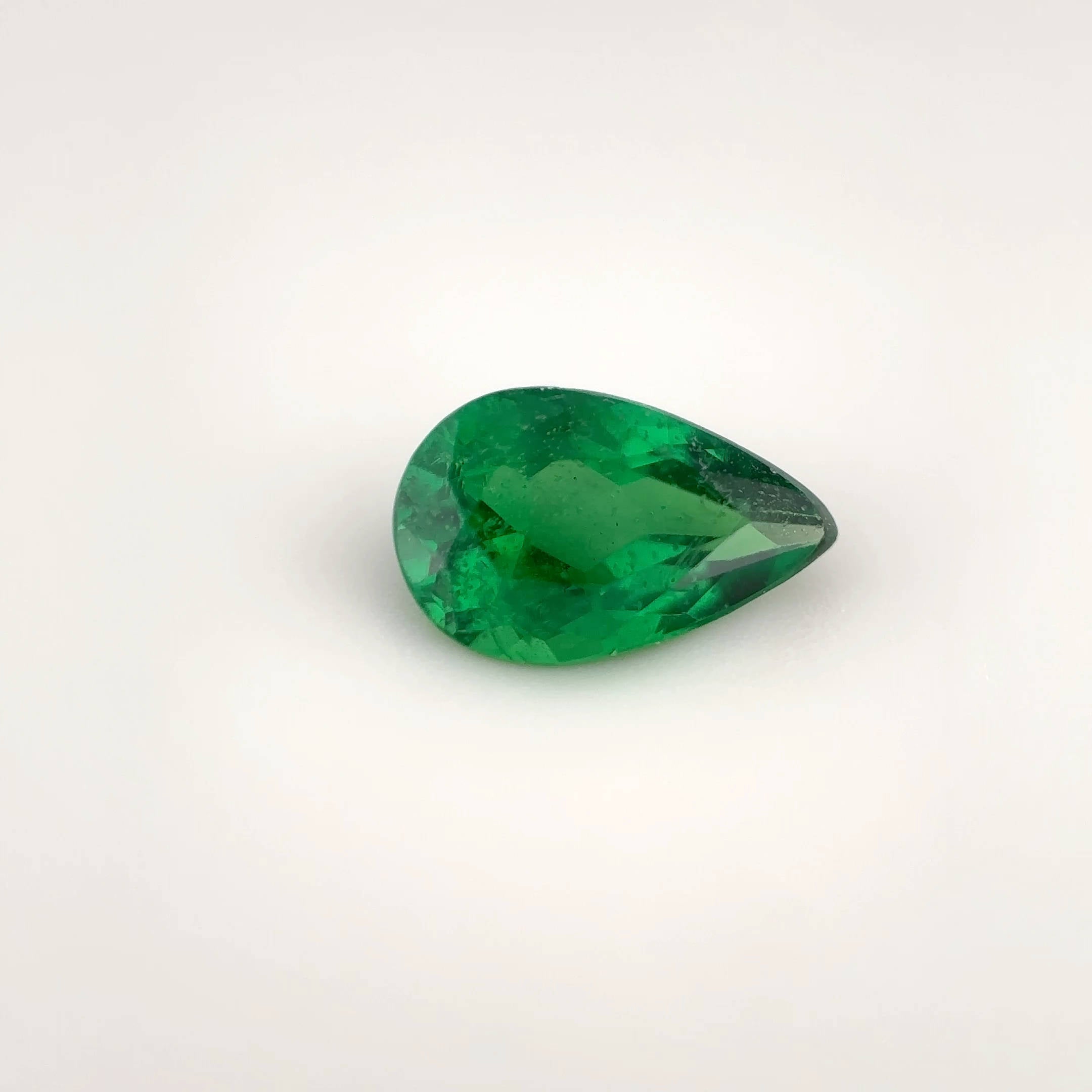 Tsavorit - 0,89 ct | Der seidene Waldgeist