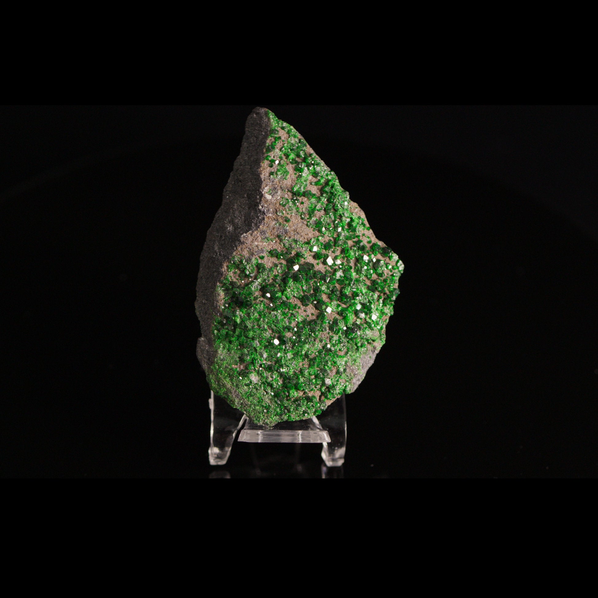 Uwarowit Granat - sehr seltene doppelseitige Mineralstufe mit dichter Kristallstruktur. Handverlesen, Old-Stock, historischer Fund.