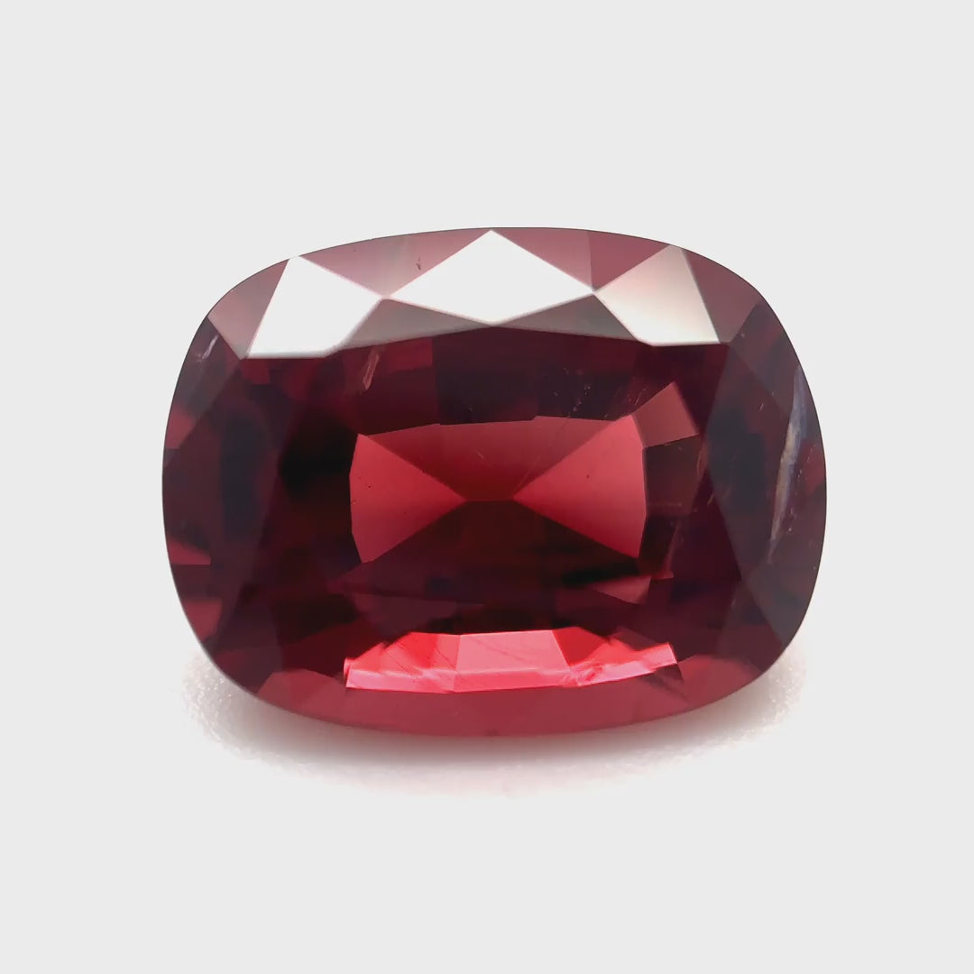 Einzigartiger Spinell als Kissenschliff mit 2.55 ct. Ein 'Fragment der Ewigkeit' für Kenner, kuratiert vom Edelsteinkabinett.Schweiz