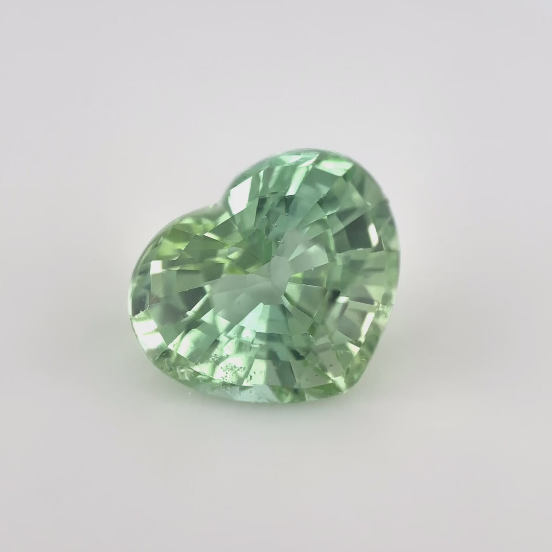 Sanfter, augenreiner Mint-Grün Turmalin (2.87 ct) im Meister-Herz-Schliff aus Brasilien – Edelsteinkabinett.Schweiz