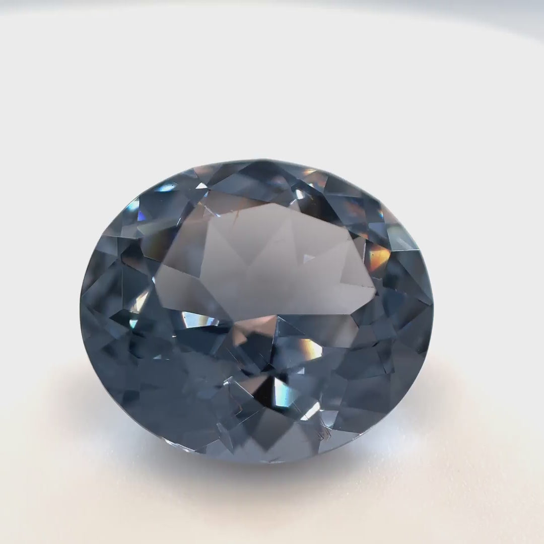 Farbwechsel-Spinell - 7.28 ct | Der Stahlgraue Fels mit der Lavendel-Seele