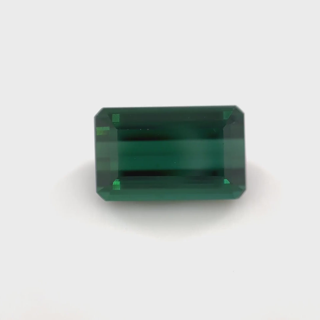 Klassischer, nahezu lupenreiner Grüner Turmalin (2.64 ct) im Emerald-Schliff aus Old Stock – Edelsteinkabinett.Schweiz