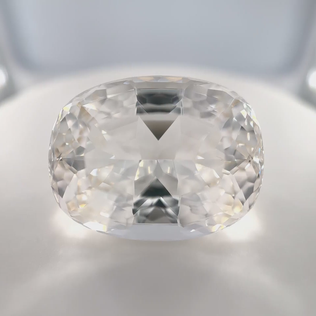 Nahezu lupenreiner, 47.29 ct grosser Beryll (Goshenit) aus Brasilien im Antik-Schliff – Edelsteinkabinett.Schweiz