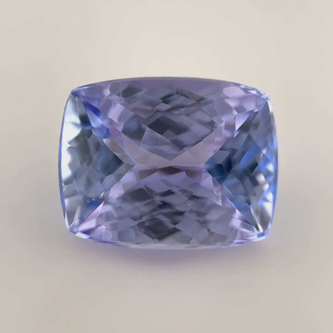 Seltener, unerhitzter Farbwechsel-Tansanit (2.77 ct) mit Color Change Hellblau-Magenta im Kissen-Schliff – Edelsteinkabinett.Schweiz