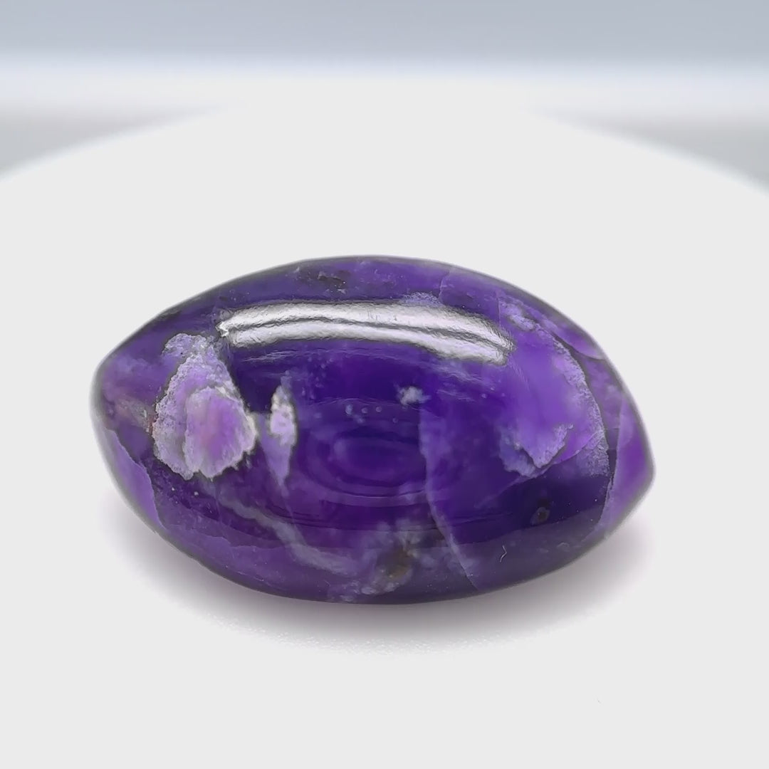 Transluzenter Gel-Sugilith (11.30 ct) mit floralen Einschlüssen, Wessels Mine (Old Stock), handgeschliffen in der Schweiz – Edelsteinkabinett.Schweiz