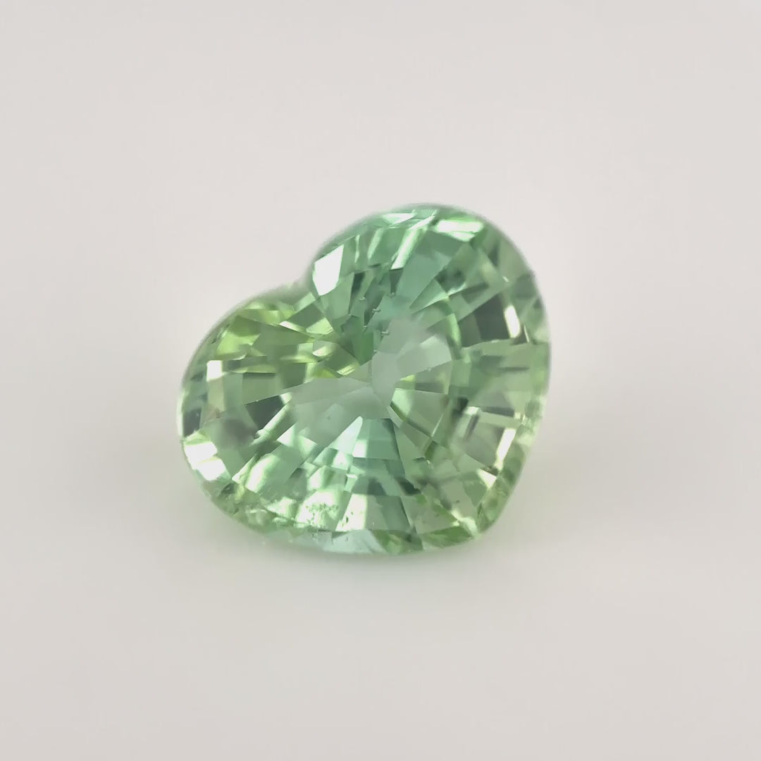 Sanfter, augenreiner Mint-Grün Turmalin (2.87 ct) im Meister-Herz-Schliff aus Brasilien – Edelsteinkabinett.Schweiz