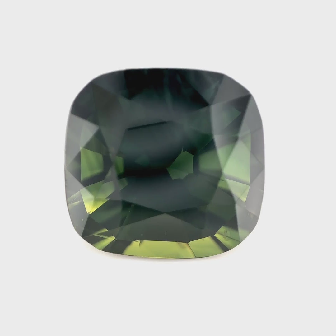 Parti-Saphir - 7.81 ct | Der stille Wächter des Waldes