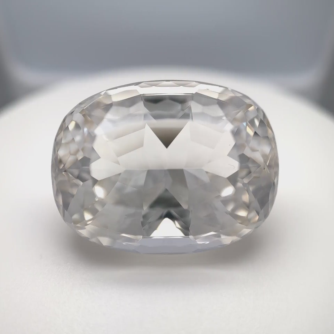 Nahezu lupenreiner, 47.29 ct grosser Beryll (Goshenit) aus Brasilien im Antik-Schliff – Edelsteinkabinett.Schweiz