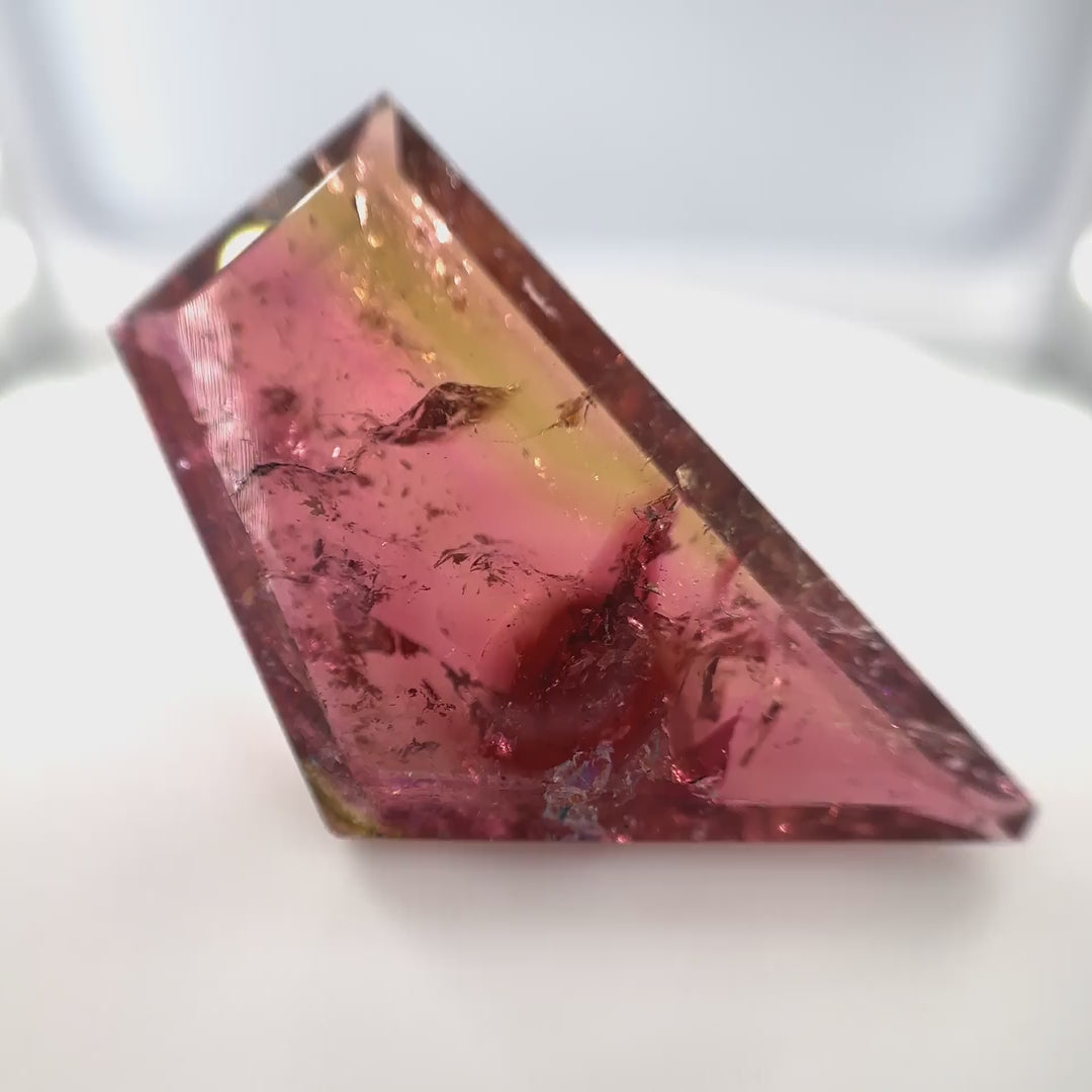 Grosser, 26.21 ct Bi-Color Turmalin (Pink/Grün) aus Brasilien mit 'Inclusion-Designed' Charakter  – Edelsteinkabinett.Schweiz