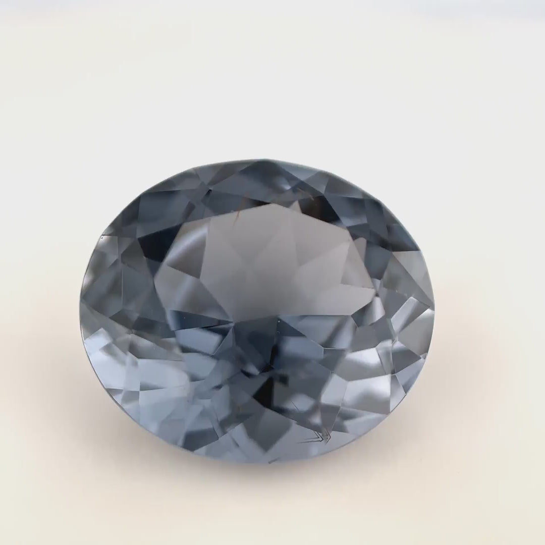 Farbwechsel-Spinell - 7.28 ct | Der Stahlgraue Fels mit der Lavendel-Seele