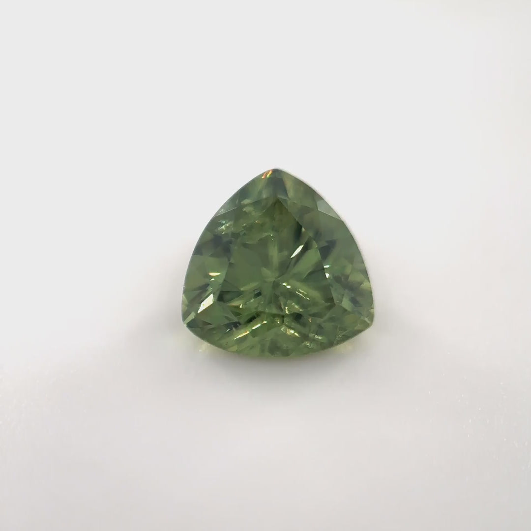Intensiver, augenreiner Demantoid Granat (1.41 ct) im Trillion-Schliff aus Madagaskar – Edelsteinkabinett.Schweiz