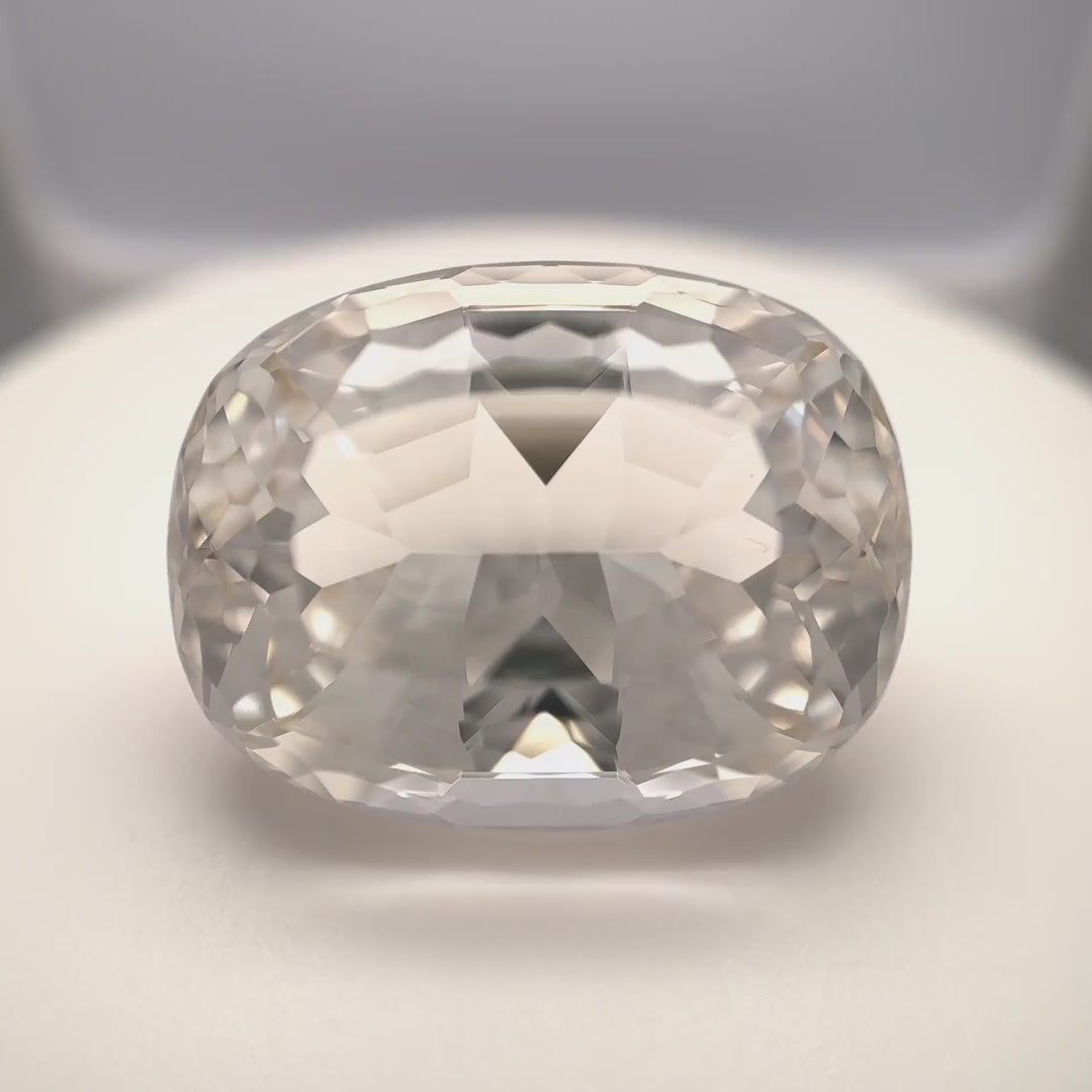 Nahezu lupenreiner, 47.29 ct grosser Beryll (Goshenit) aus Brasilien im Antik-Schliff – Edelsteinkabinett.Schweiz