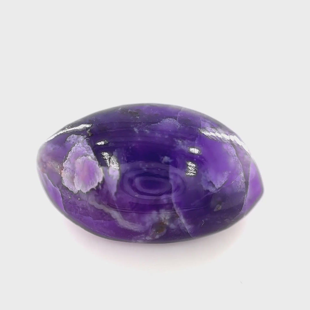 Transluzenter Gel-Sugilith (11.30 ct) mit floralen Einschlüssen, Wessels Mine (Old Stock), handgeschliffen in der Schweiz – Edelsteinkabinett.Schweiz