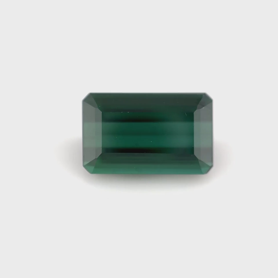 Klassischer, nahezu lupenreiner Grüner Turmalin (2.64 ct) im Emerald-Schliff aus Old Stock – Edelsteinkabinett.Schweiz