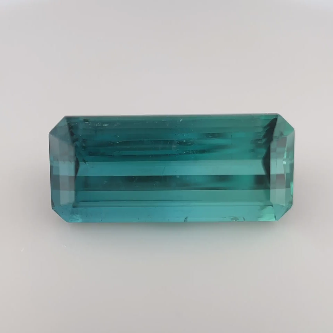Seltener, Bi-Color Turmalin (4.68 ct) mit Indigoblau und Paraiba-farbenem Grün im Stufenschliff aus Afghanistan – Edelsteinkabinett.Schweiz