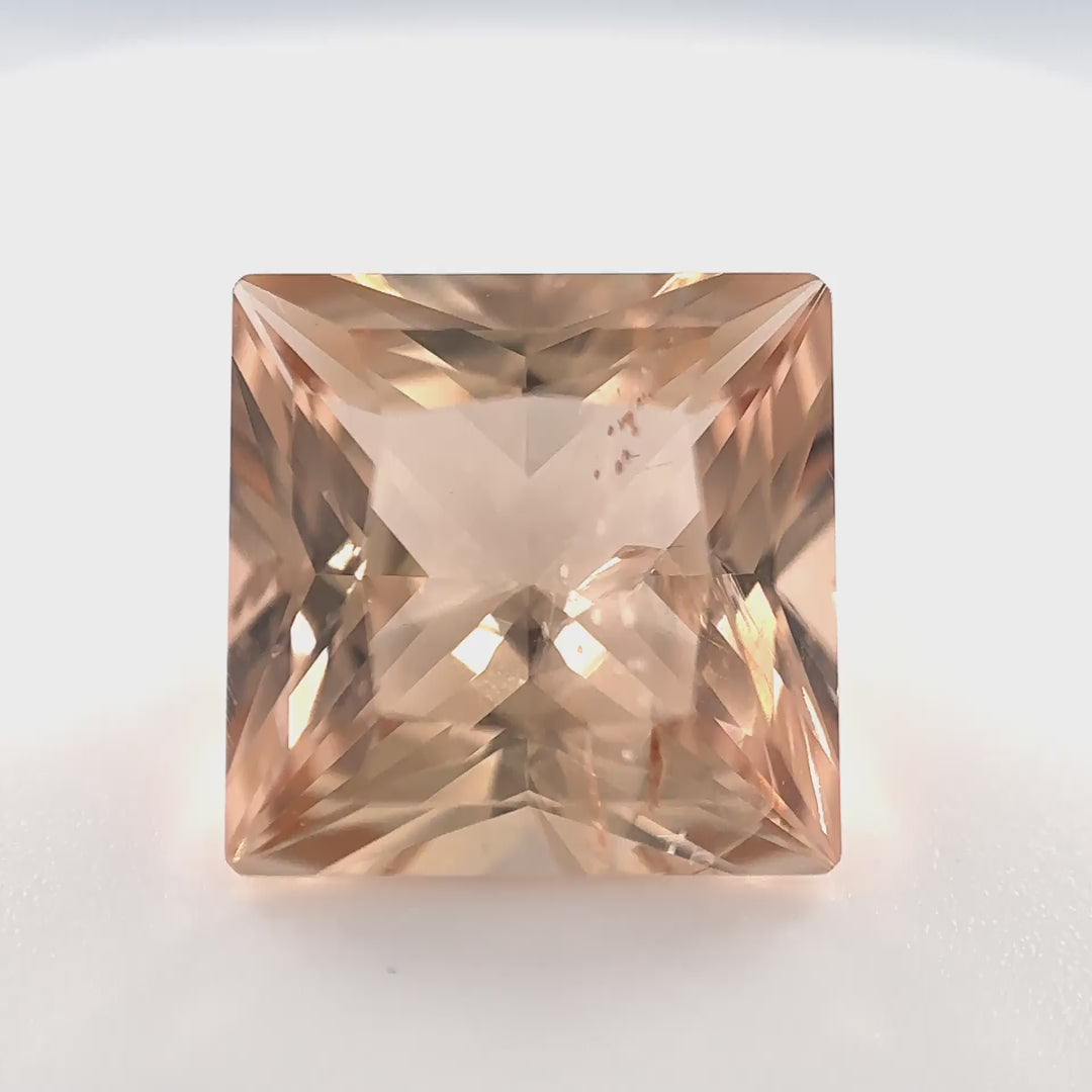 Natürlicher, unbehandelter Pfirsich-/Sherry-Topas (8.77 ct) im Princess-Schliff aus Ukraine (Old Stock) – Edelsteinkabinett.Schweiz