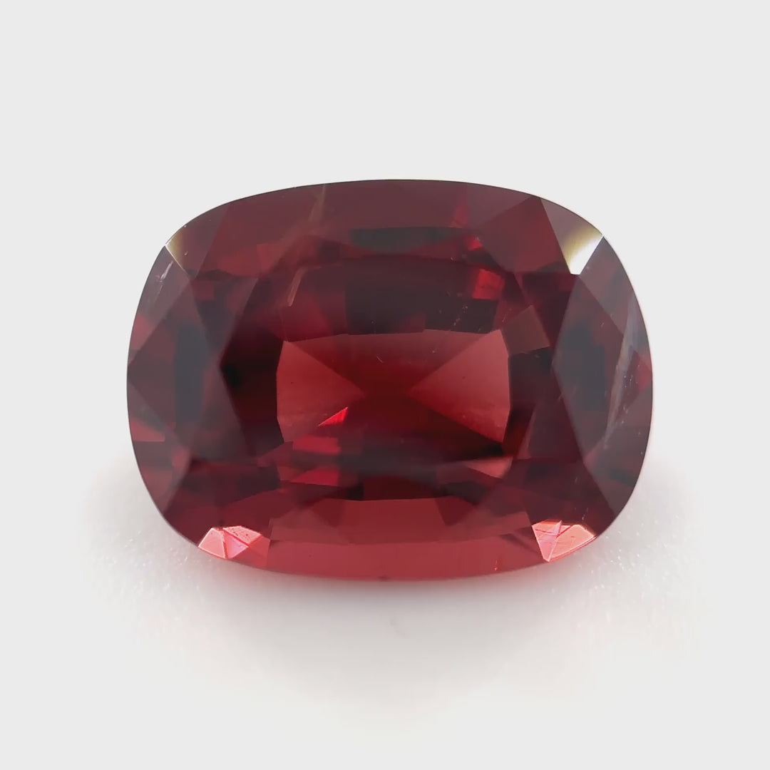 Einzigartiger Spinell als Kissenschliff mit 2.55 ct. Ein 'Fragment der Ewigkeit' für Kenner, kuratiert vom Edelsteinkabinett.Schweiz