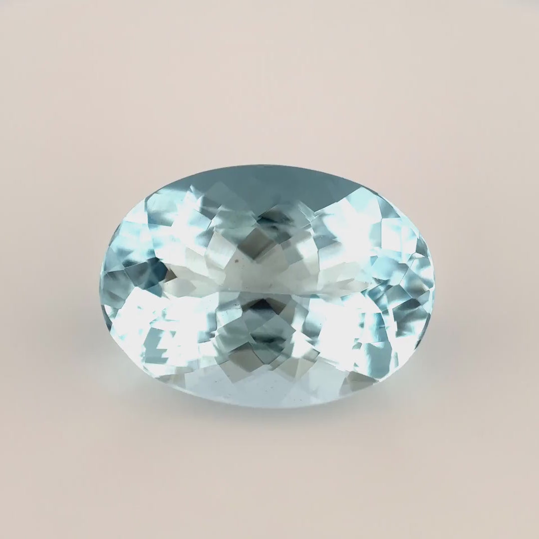 Intensiver, nahezu lupenreiner Aquamarin (3.54 ct) im Oval-Schliff (Erhitzt) aus Äthiopien – Edelsteinkabinett.Schweiz