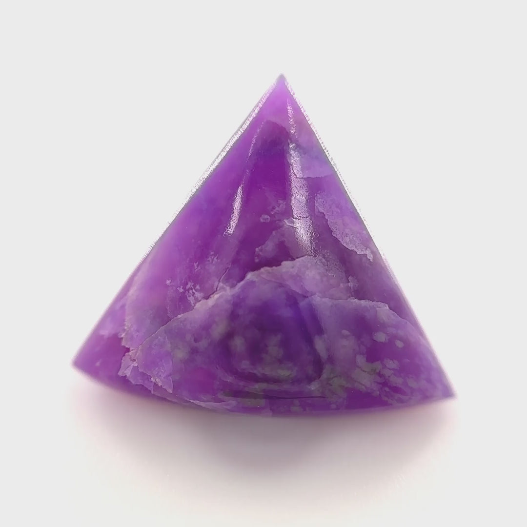 Transluzenter Gel-Sugilith (4.80 ct) im Pyramiden-Schliff, Wessels Mine (Old Stock), handgeschliffen in der Schweiz – Edelsteinkabinett.Schweiz