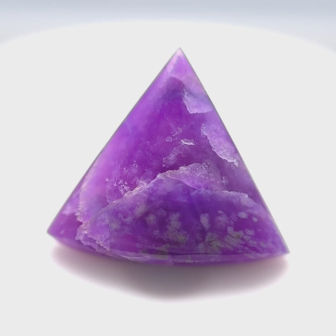 Transluzenter Gel-Sugilith (4.80 ct) im Pyramiden-Schliff, Wessels Mine (Old Stock), handgeschliffen in der Schweiz – Edelsteinkabinett.Schweiz