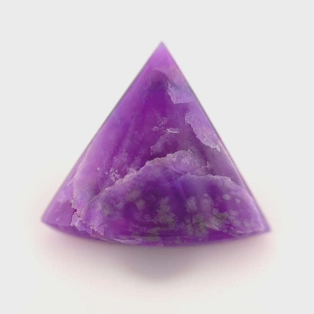 Transluzenter Gel-Sugilith (4.80 ct) im Pyramiden-Schliff, Wessels Mine (Old Stock), handgeschliffen in der Schweiz – Edelsteinkabinett.Schweiz