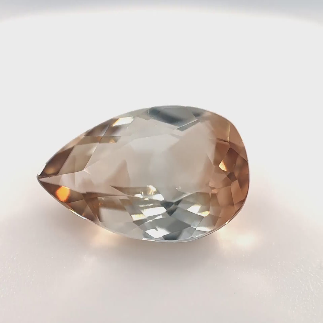 Seltener, nahezu lupenreiner Bicolor Imperial Topas (6.37 ct) im Tropfenschliff aus Brasilien – Edelsteinkabinett.Schweiz