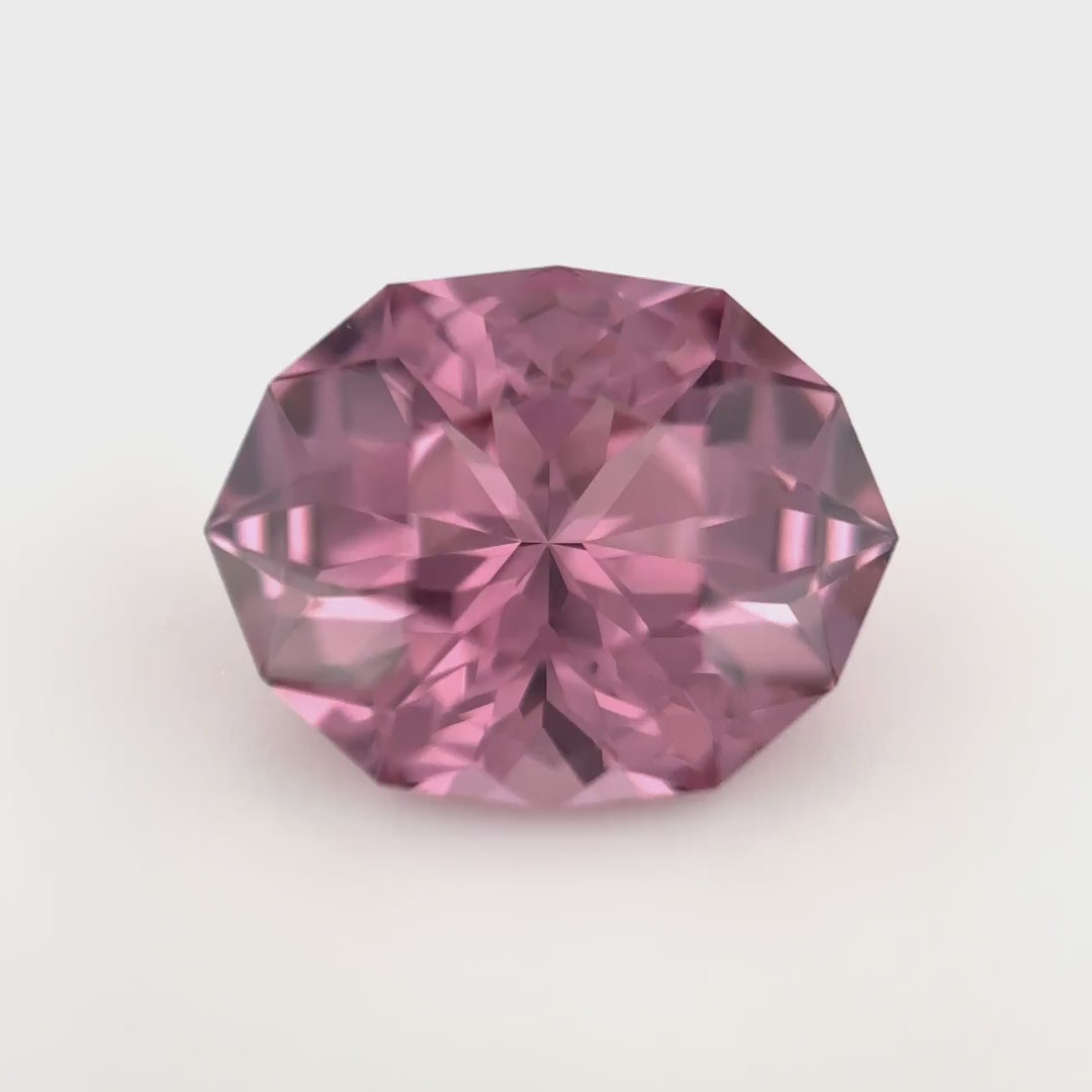 Nahezu lupenreiner, purpur-pinker Spinell (2.75 ct) im Meister-Schliff von Luigi Marani – Edelsteinkabinett.Schweiz