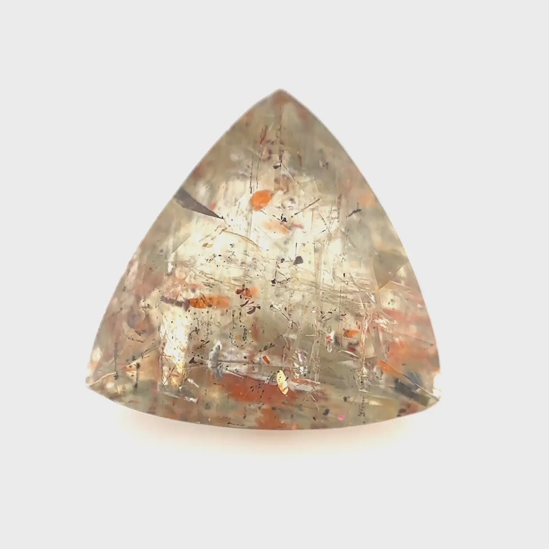 Klarer, unbehandelter Super Seven Quarz (11.4 ct) mit feurigen Einschlüssen im Trillion-Schliff – Edelsteinkabinett.Schweiz