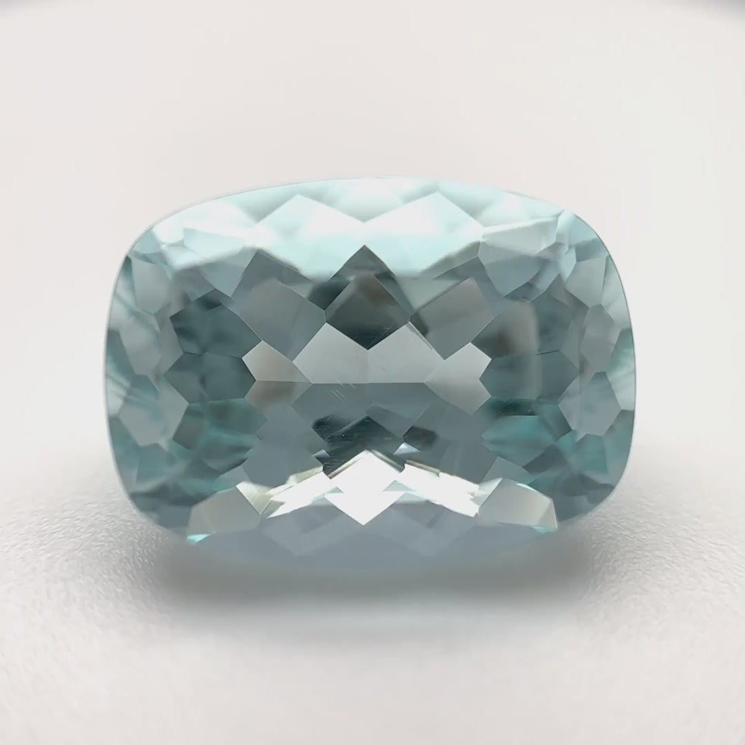 Seltener blau-grüner Aquamarin (5.37 ct) im Meister-Schliff (Ateliers Lumière) aus Brasilien – Edelsteinkabinett.Schweiz
