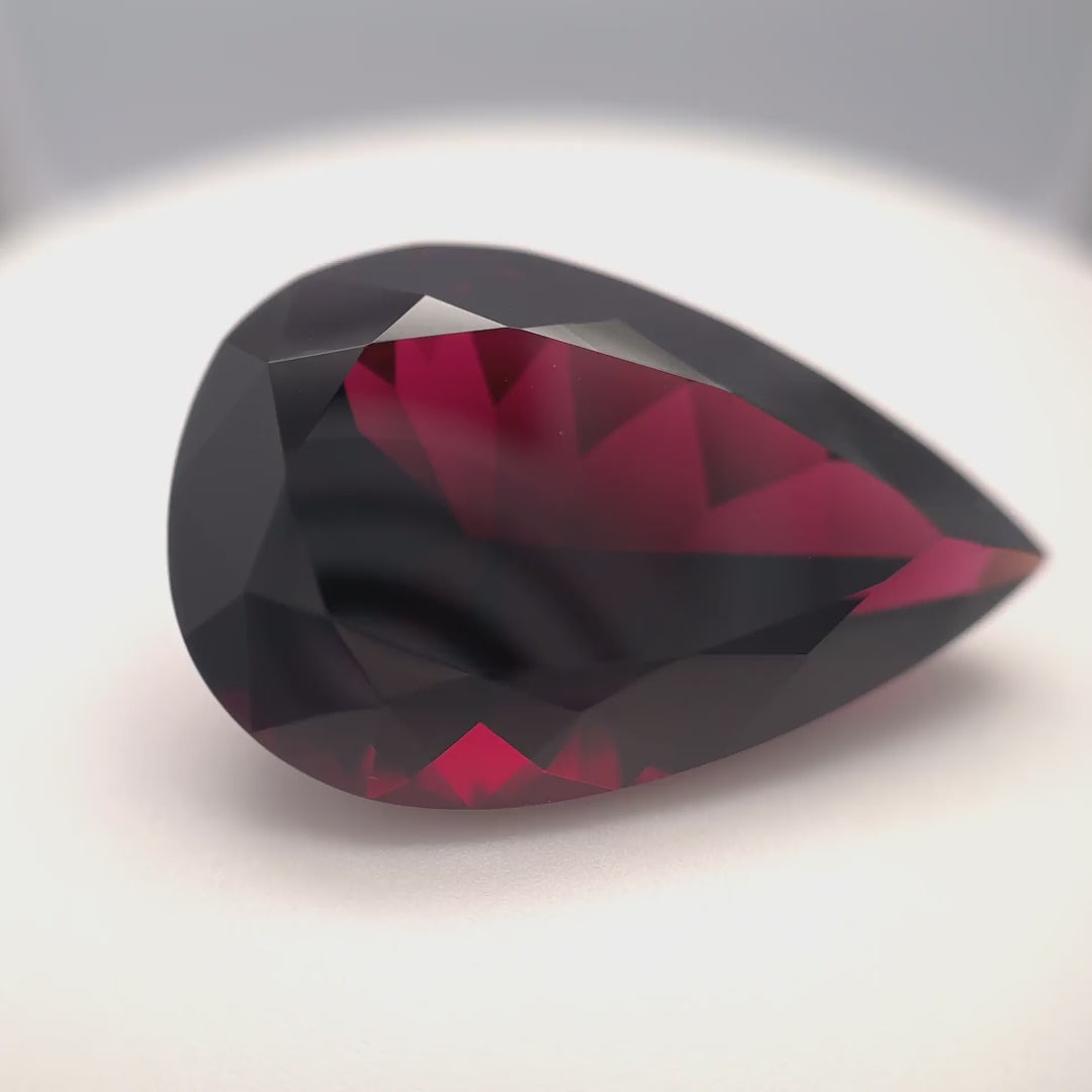 Seltener, nahezu lupenreiner Color-Shift Umbalith Granat (30.28 ct) im Tropfenschliff aus dem Umba-Tal – Edelsteinkabinett.Schweiz