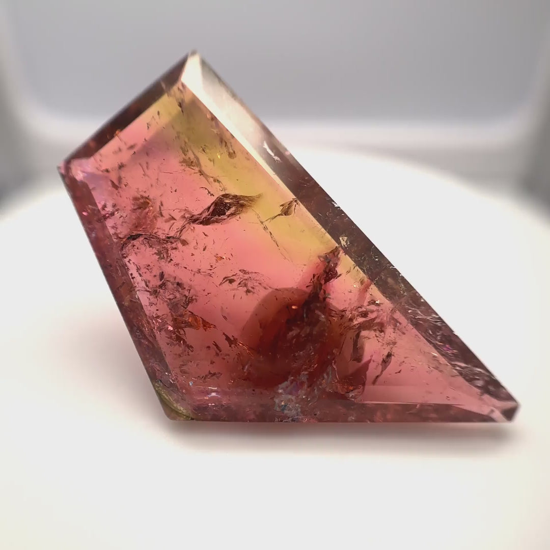 Grosser, 26.21 ct Bi-Color Turmalin (Pink/Grün) aus Brasilien mit 'Inclusion-Designed' Charakter  – Edelsteinkabinett.Schweiz
