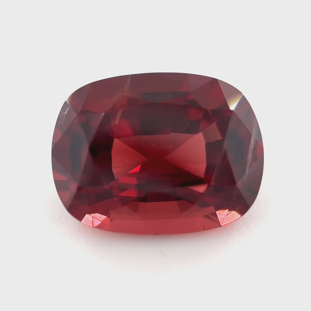 Einzigartiger Spinell als Kissenschliff mit 2.55 ct. Ein 'Fragment der Ewigkeit' für Kenner, kuratiert vom Edelsteinkabinett.Schweiz