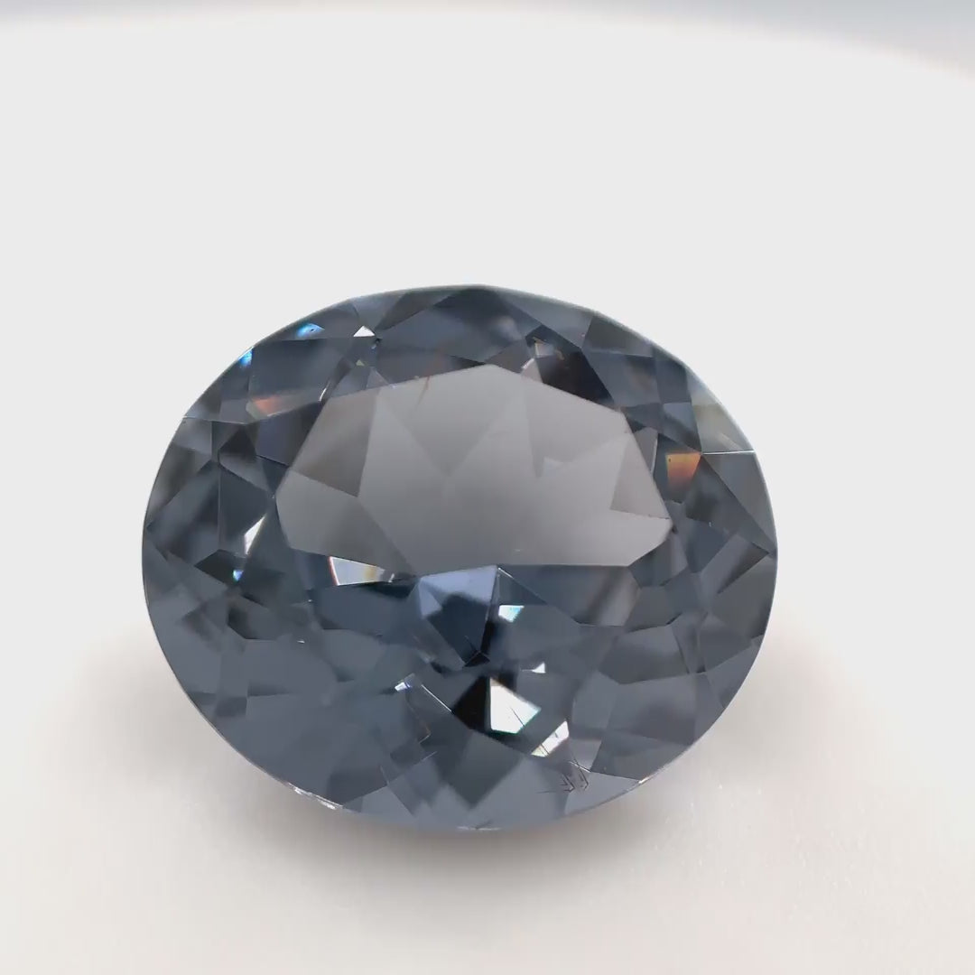 Farbwechsel-Spinell - 7.28 ct | Der Stahlgraue Fels mit der Lavendel-Seele