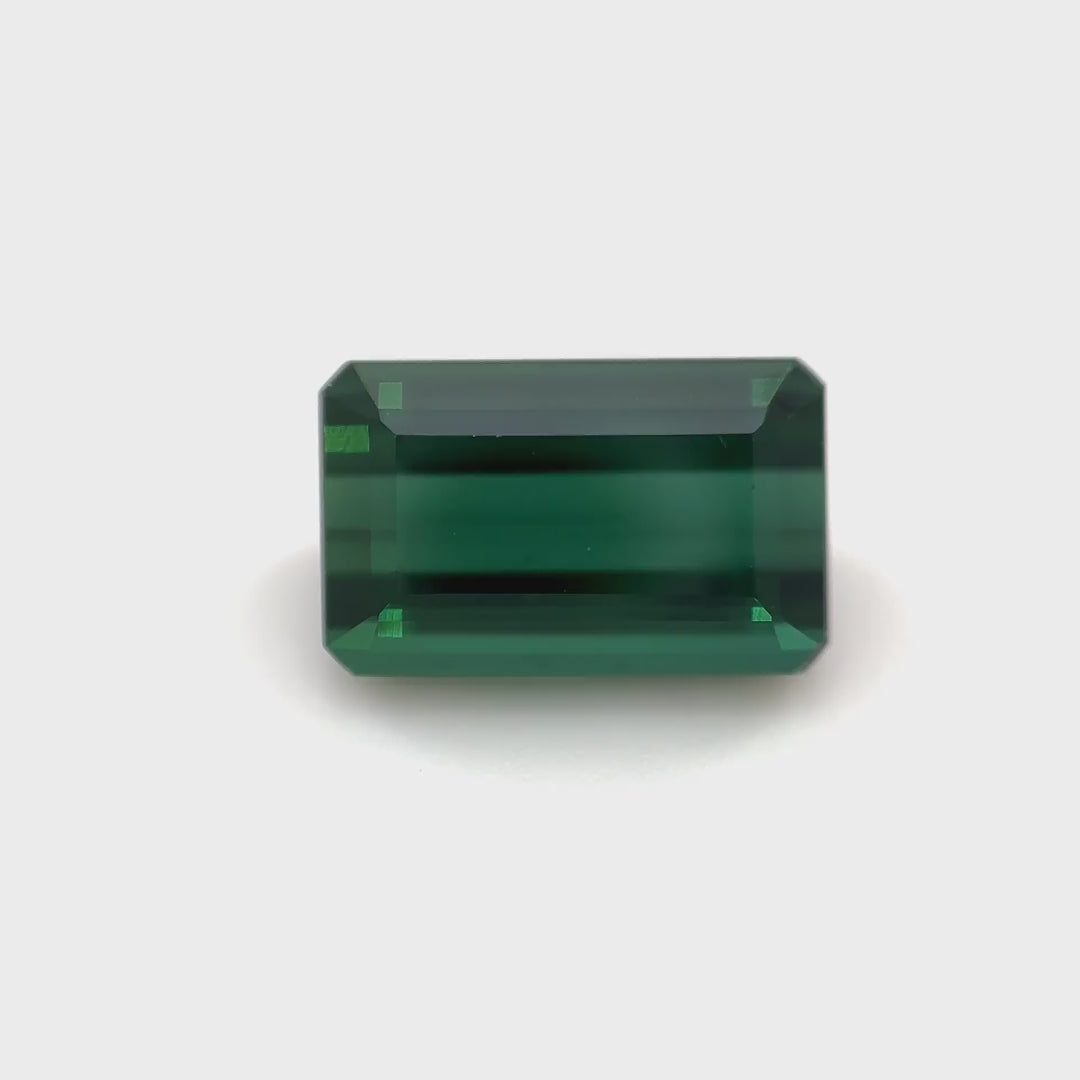 Klassischer, nahezu lupenreiner Grüner Turmalin (2.64 ct) im Emerald-Schliff aus Old Stock – Edelsteinkabinett.Schweiz