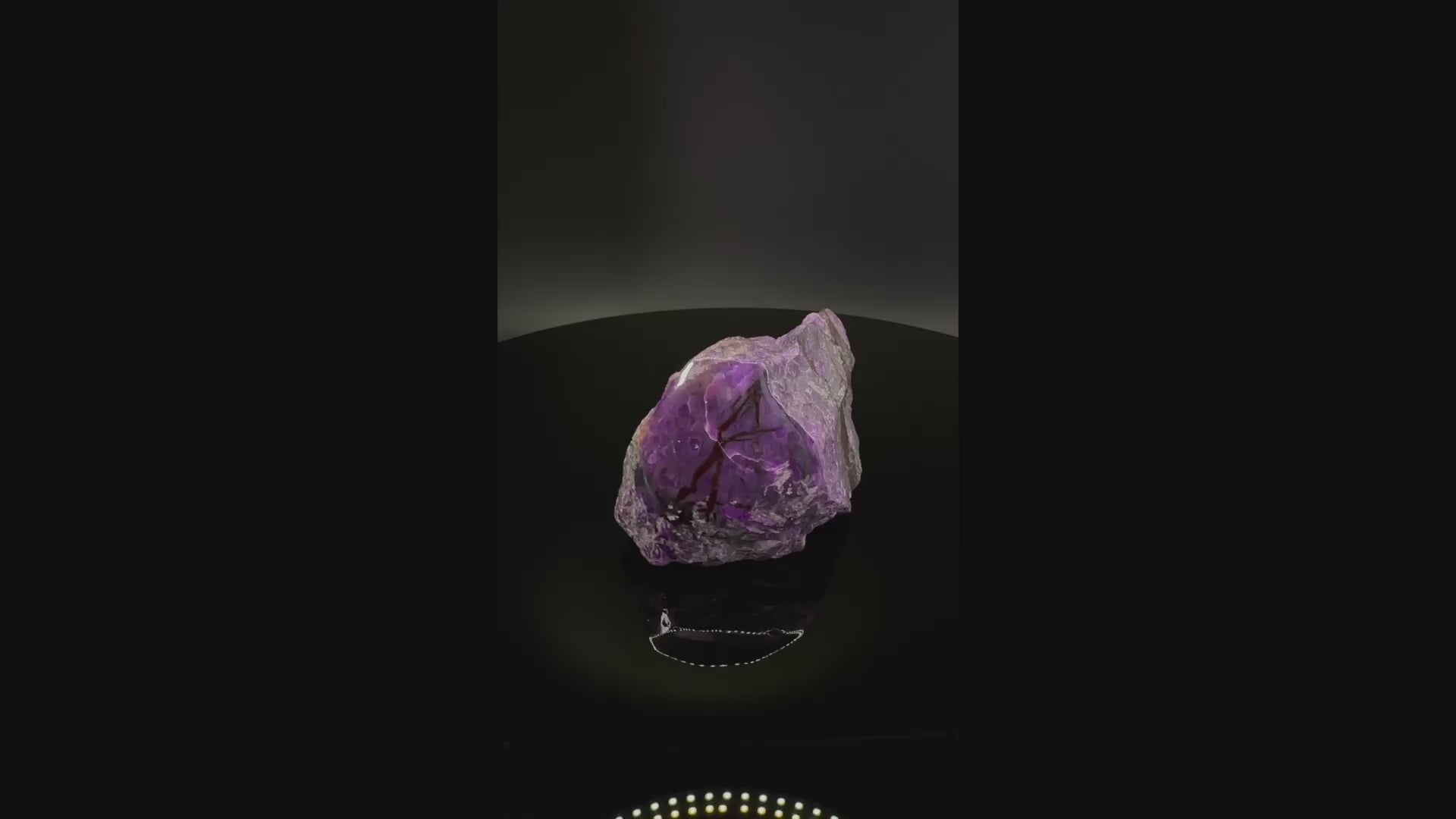 Intensiver Sugilith mit Gel-Anteilen (135 g) in Mangan-Bustamit-Matrix aus Südafrika – Edelsteinkabinett.Schweiz