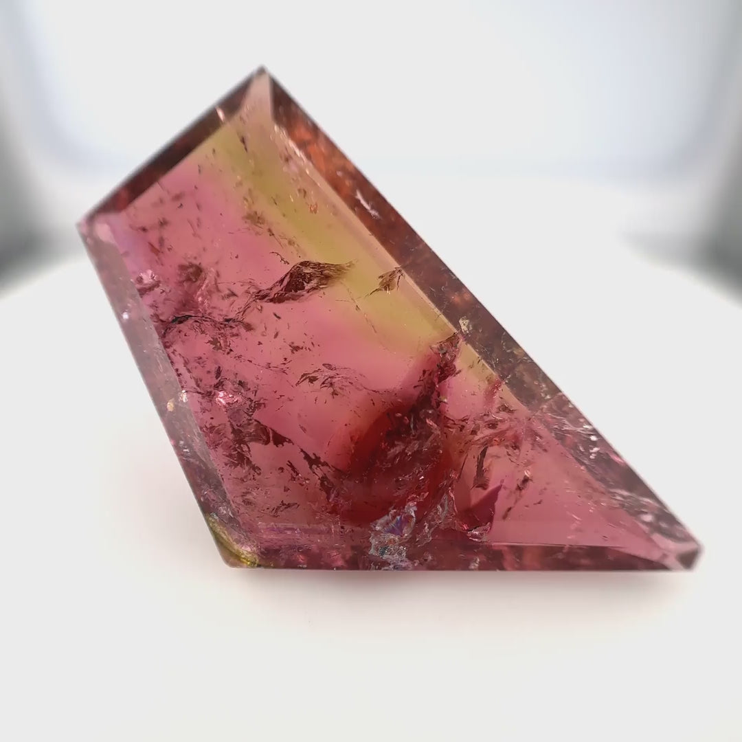 Grosser, 26.21 ct Bi-Color Turmalin (Pink/Grün) aus Brasilien mit 'Inclusion-Designed' Charakter  – Edelsteinkabinett.Schweiz