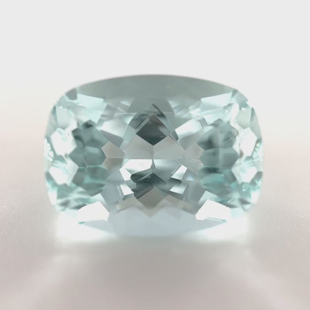 Seltener blau-grüner Aquamarin (5.37 ct) im Meister-Schliff (Ateliers Lumière) aus Brasilien – Edelsteinkabinett.Schweiz
