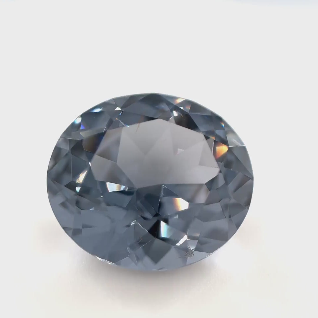 Farbwechsel-Spinell - 7.28 ct | Der Stahlgraue Fels mit der Lavendel-Seele