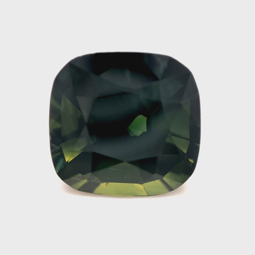 Parti-Saphir - 7.81 ct | Der stille Wächter des Waldes