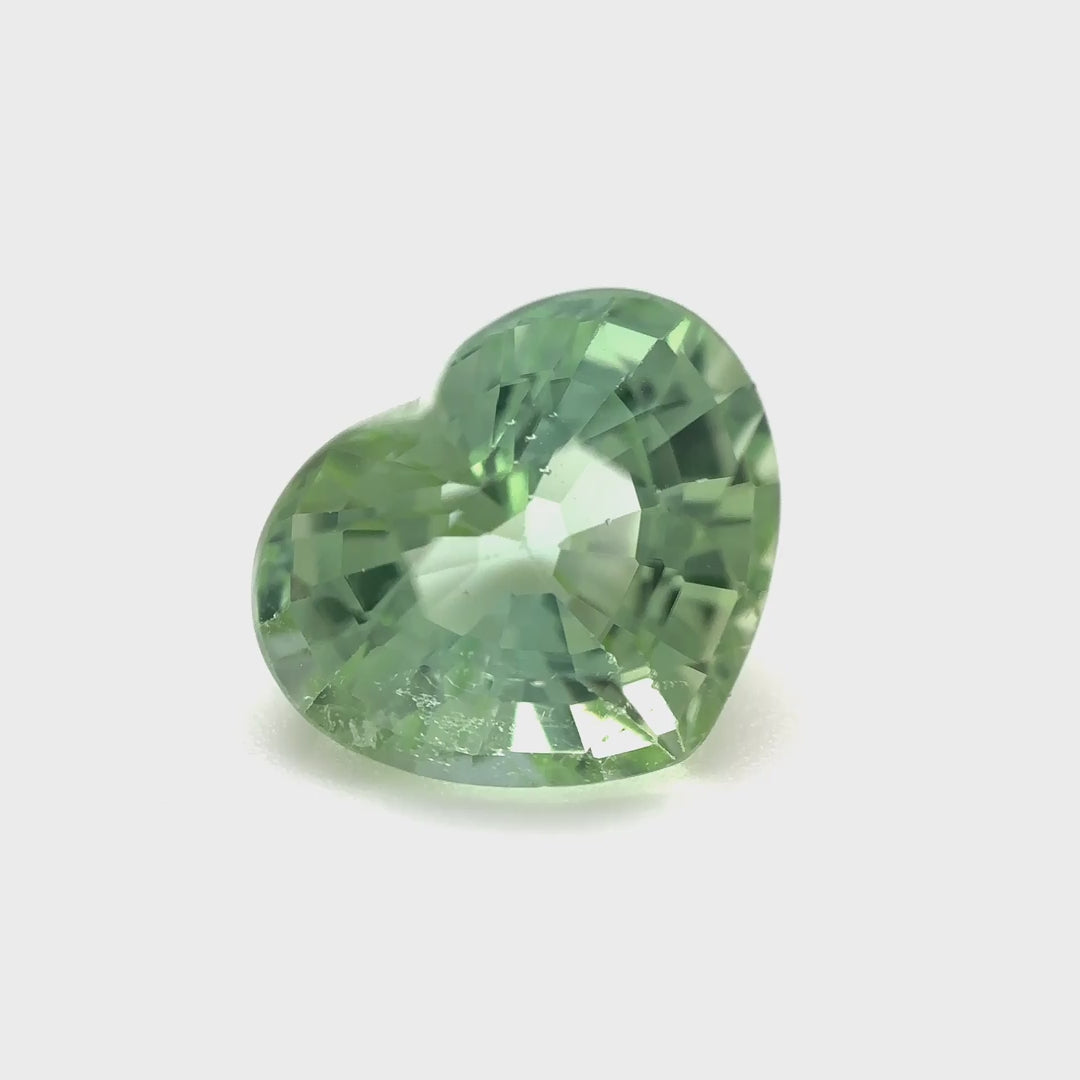 Sanfter, augenreiner Mint-Grün Turmalin (2.87 ct) im Meister-Herz-Schliff aus Brasilien – Edelsteinkabinett.Schweiz