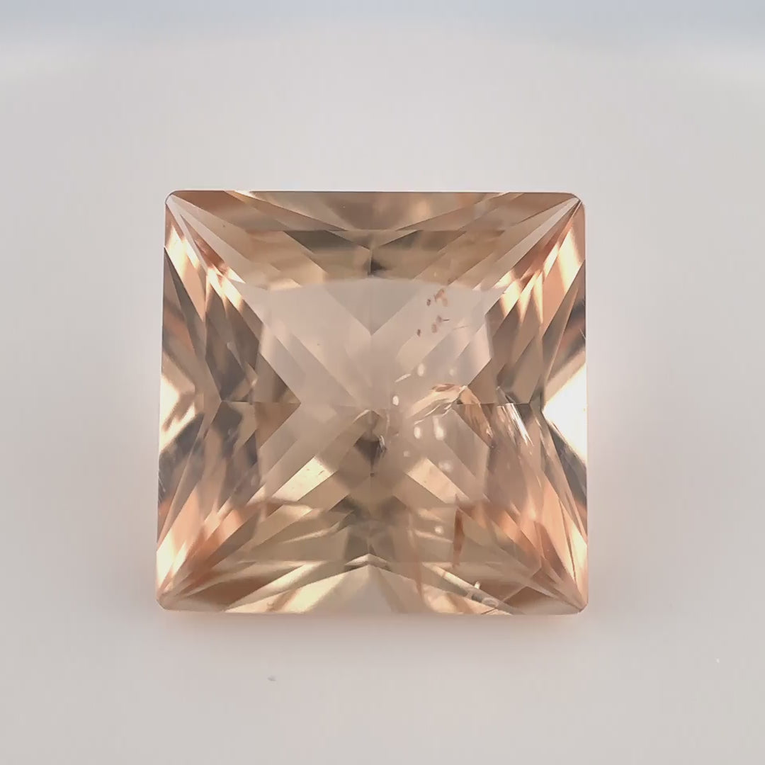 Natürlicher, unbehandelter Pfirsich-/Sherry-Topas (8.77 ct) im Princess-Schliff aus Ukraine (Old Stock) – Edelsteinkabinett.Schweiz