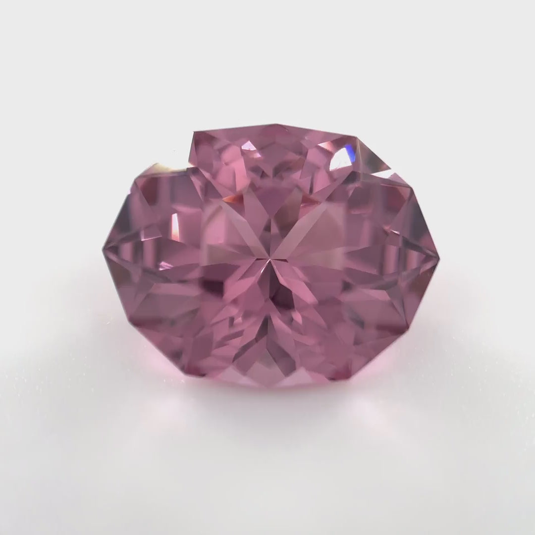 Nahezu lupenreiner, purpur-pinker Spinell (2.75 ct) im Meister-Schliff von Luigi Marani – Edelsteinkabinett.Schweiz