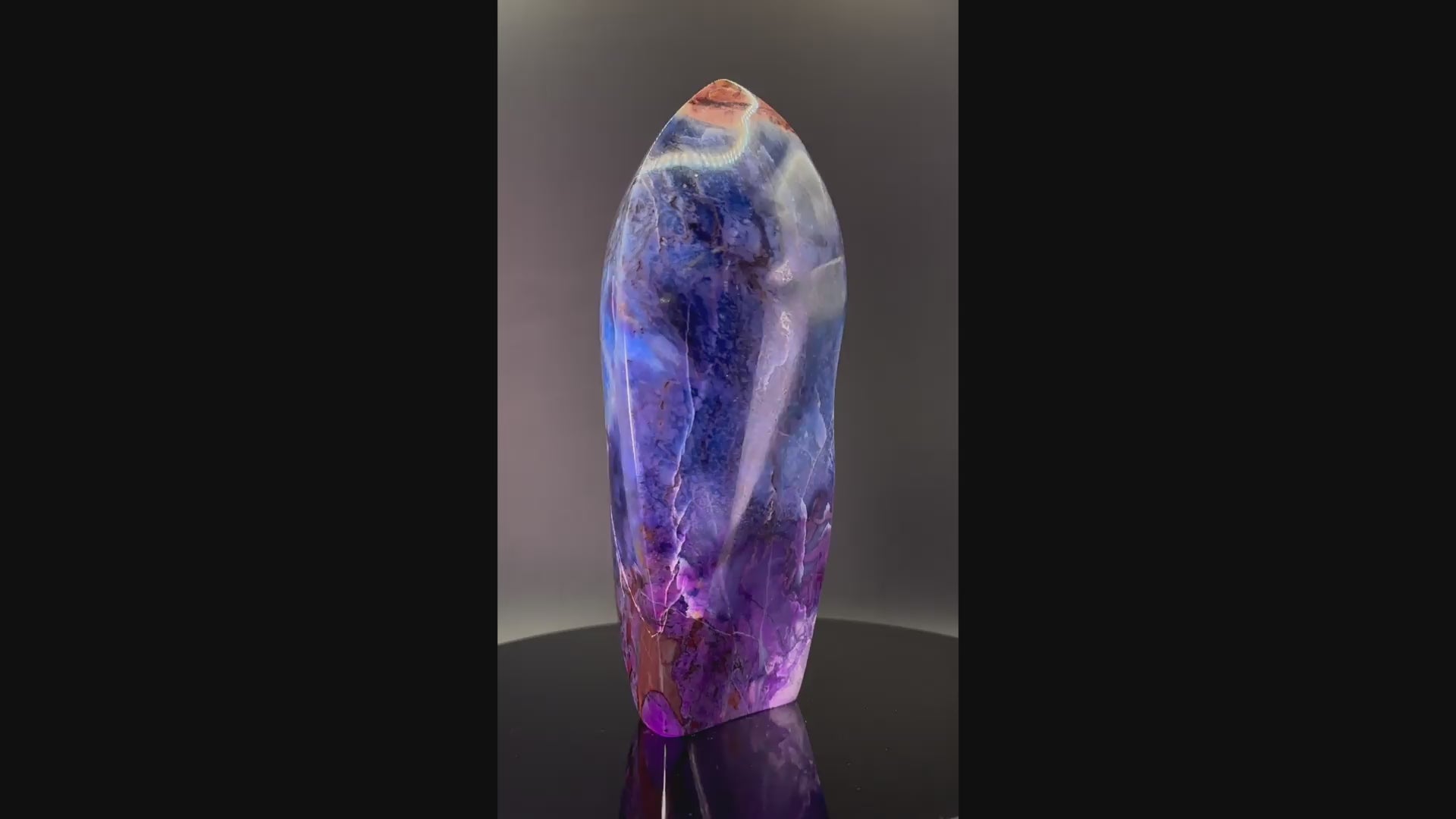 Gel-Sugilith, Gel-Richterit, Gel-Bustamit vereint in einem Sugilith-Monolith - Museumsstück - 1075 g