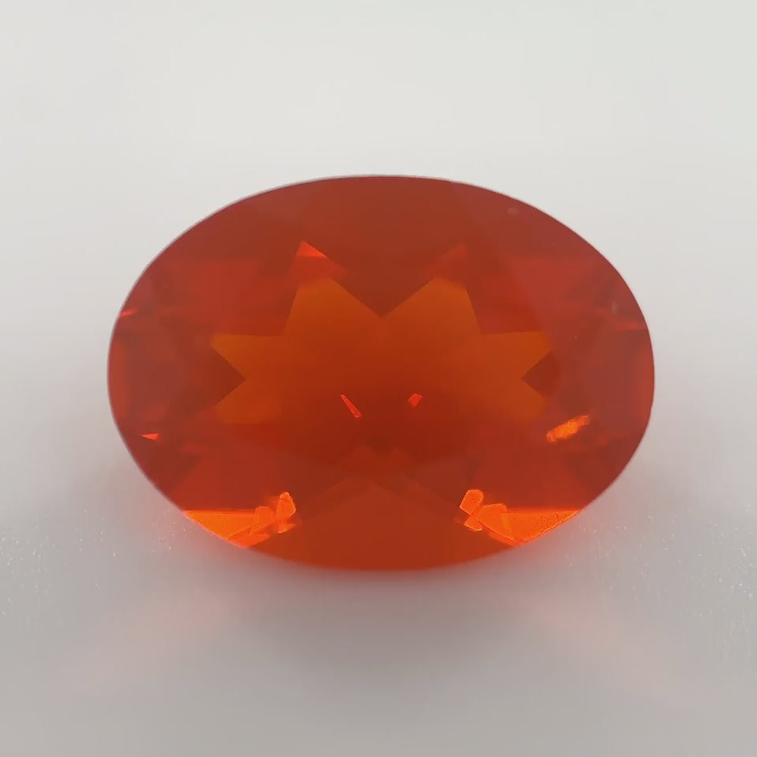Intensiver Feueropal (2.23 ct) | «Das flüssige Herz des Vulkans»